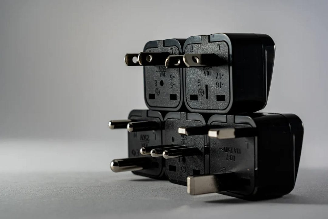 Adaptateur de voyage : pourquoi le vôtre ne suffit peut-être pas à protéger vos appareils à l'étranger