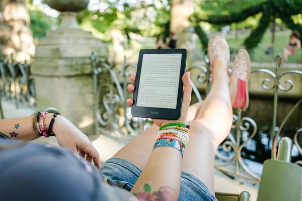 Tech d'été : bien voir son écran au soleil et bien entendre son enceinte dehors