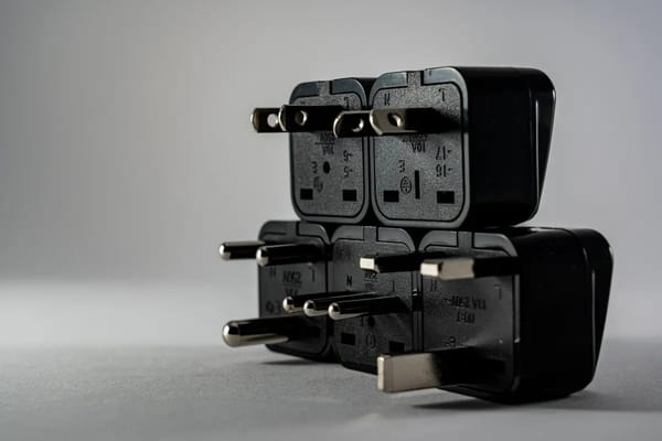 Adaptateur de voyage : pourquoi le vôtre ne suffit peut-être pas à protéger vos appareils à l'étranger