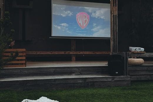 Cinéma en plein air : le mini-vidéoprojecteur qui transforme votre jardin en salle obscure